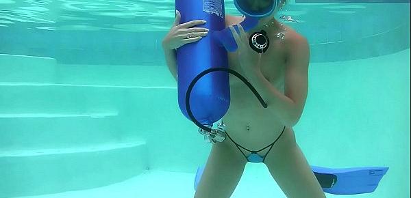  Minnie Manga blows dildo underwater